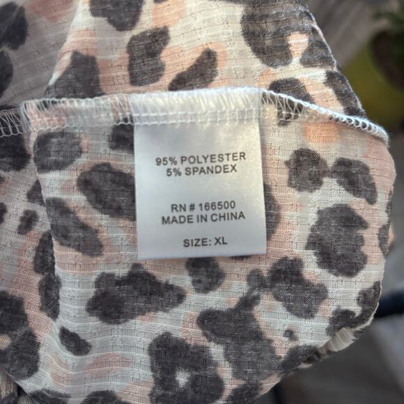 Emily Daniels Ribbed 3/4 Sleeve Animal Print Top Size XL Gold Buttons Notch Neck - Picture 9 of 9